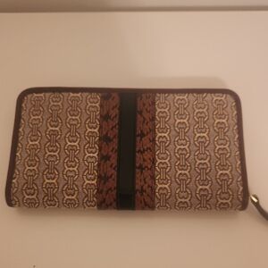 Chic Designer Wallet with Chain Pattern